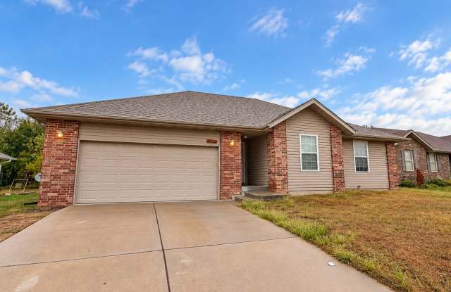 Beautiful 3 bedroom / 2 bathroom house in Joplin Mo close to Missouri Southern with two car garage!! Gallery 1