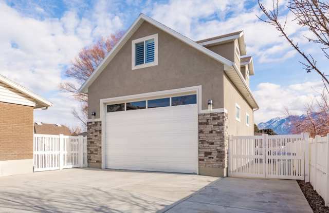 Stunning Above-Garage Apartment In Excellent Location! photos photos