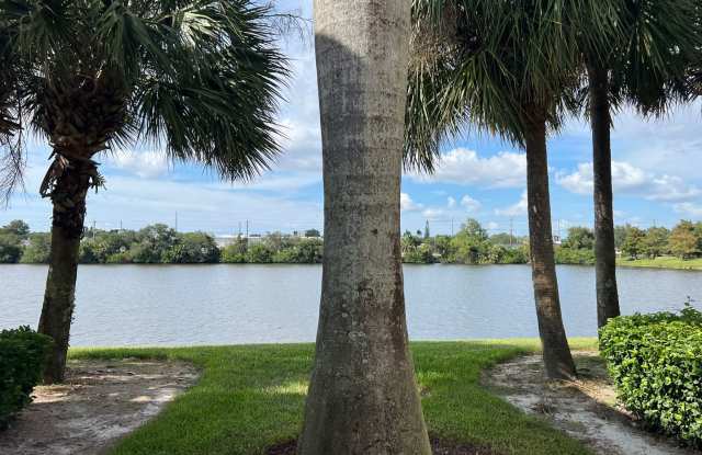Beautiful 3-Bedroom 2.5 Bath Townhome in Lakeside Village Gallery 4