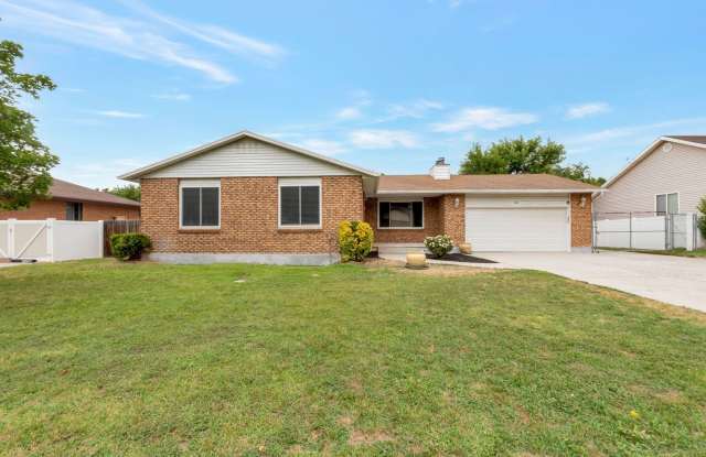 Beautiful & Spacious Brick Rambler in East Sandy! Gallery 1