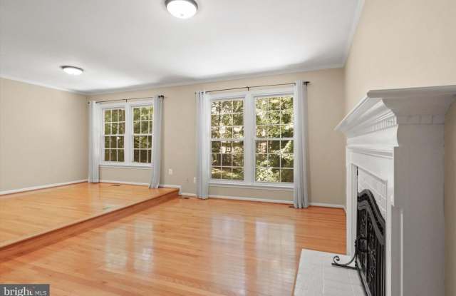 Spacious 3 bed and 3.5 bath end unit town house nestled on a quiet street in highly sought after Woodlynne. Gallery 4
