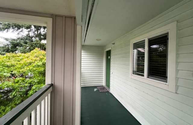 **Move in Special - $500 Rent Credit**Charming 2-bedroom Kent Condo in Timber Ridge Gallery 4