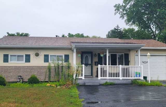 Most sought after Woodlawn area. 2BR 1BA photos photos
