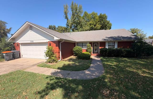This 3-bedroom, 2-bathroom house on the west side of Russellville, AR photos photos
