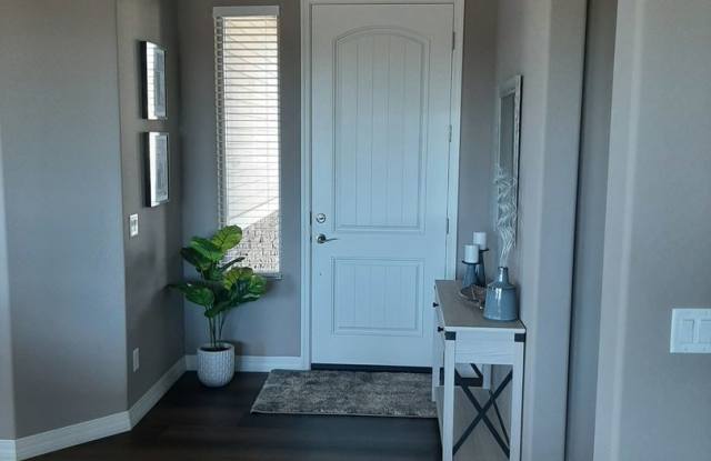 Stunning 3-Bedroom 2-Bath 2-Car Garage -Furnished Home In Granville Gallery 4