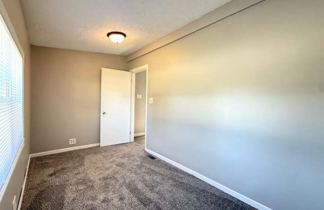 Lake Manawa Neighborhood | 1 Bed + Bonus Room & Garage Gallery 4