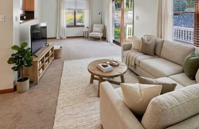 4006-4008 Pond View Drive Gallery 2