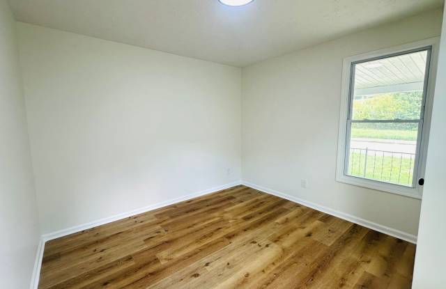 Convenient 2 BR / 1 BA Duplex Unit with Shared Front Porch Gallery 4