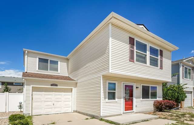 4 WEEKS FREE RENT & FREE 55" TV IF MOVED IN BY 9/15! Beautiful 3bd/2ba Home in Green Valley Ranch! Gallery 4