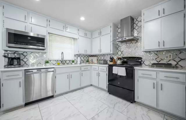 Room in 5 Bedroom Home at Greg Dr SW Gallery 3