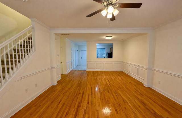 Beautiful Updated Townhouse Mooresville. 2BR/2.5BA with Oversized Garage Gallery 3
