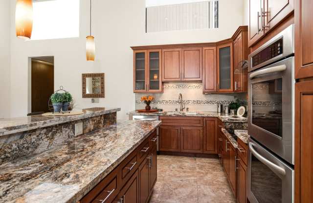 A Spacious 2 bedroom, 2 bathroom Townhouse - Upscale That’s Right On Trend photos photos