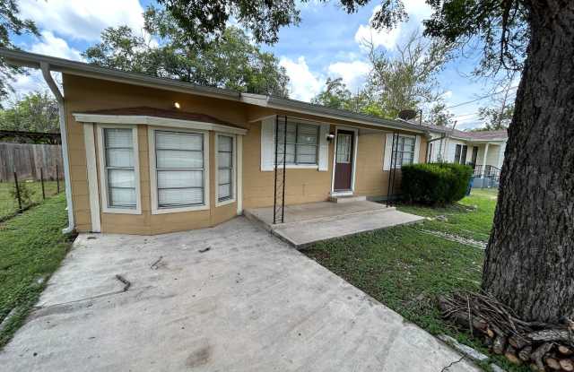 Close to Torrey Park / Great Location in between Gruene  Downtown New Braunfels / NBISD photos photos
