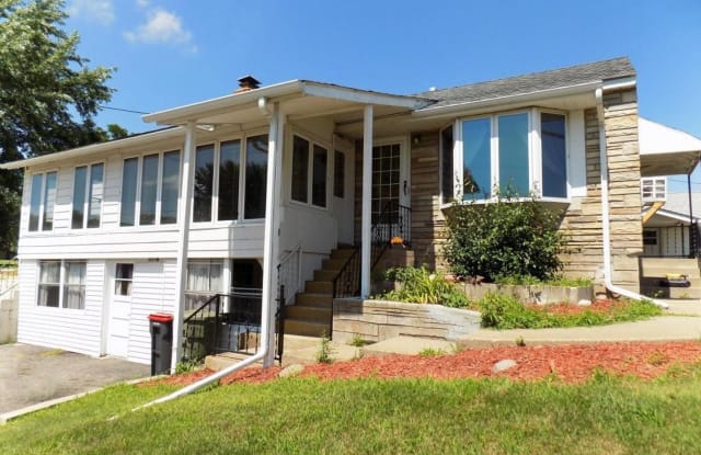225 3rd St E - 225 E 3rd St, Monticello, MN 55362