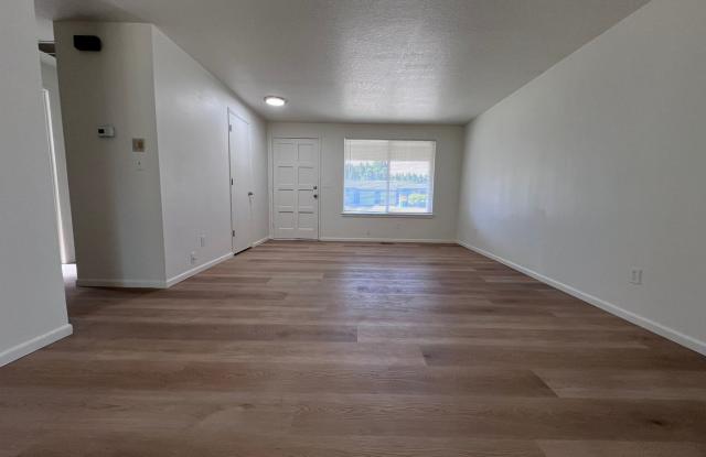 Charming Troutdale Duplex with Garage, Washer & Dryer, and Fenced Backyard! Gallery 3