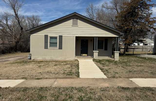Beautifully Remodeled 2 Bedroom in Downtown Broken Arrow - 414 West College Street, Broken Arrow, OK 74012