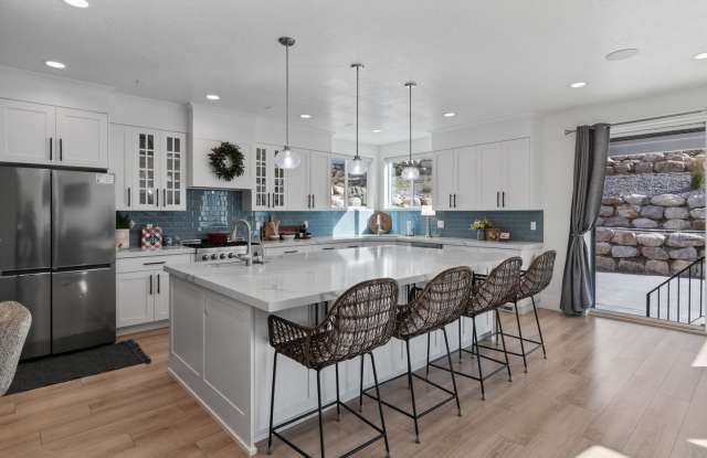 Beautiful luxury home, 3 car garage, amazing views, covered deck, oversized great room. Gallery 4
