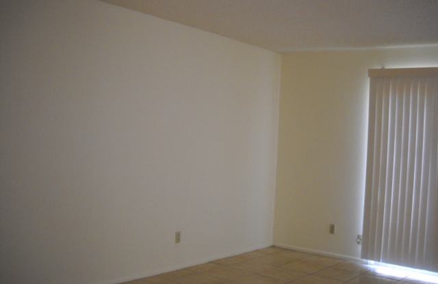 Cute unit in four plex Gallery 4