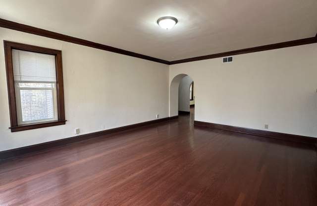 5530 N ARTESIAN Avenue Gallery 4