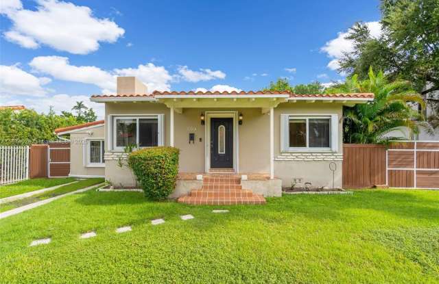 4417 SW 14th St photos photos