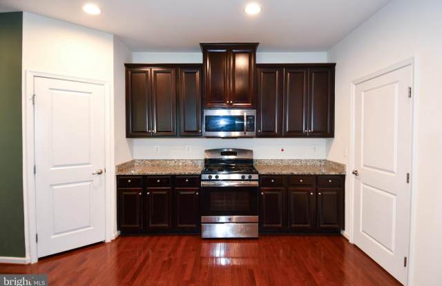 41673 MCMONAGLE Square Gallery 4