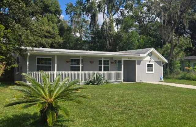 Contemporary Split Floor Plan-Fenced in yard Gallery 3