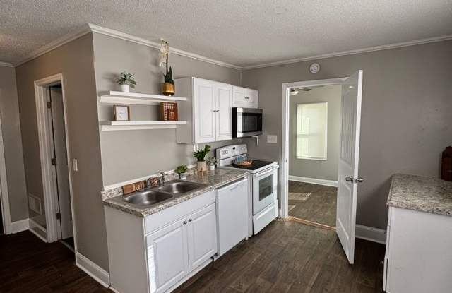 Coming Soon! 3 bedroom 1 bathroom house ! Gallery 3