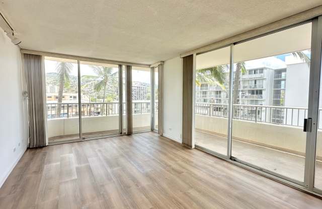 SPACIOUS 2 BED/2 BATH/1 PRKG, Washer/Dryer INSIDE - Available NOW (Moiliili) - 2825 South King Street, Honolulu, HI 96826