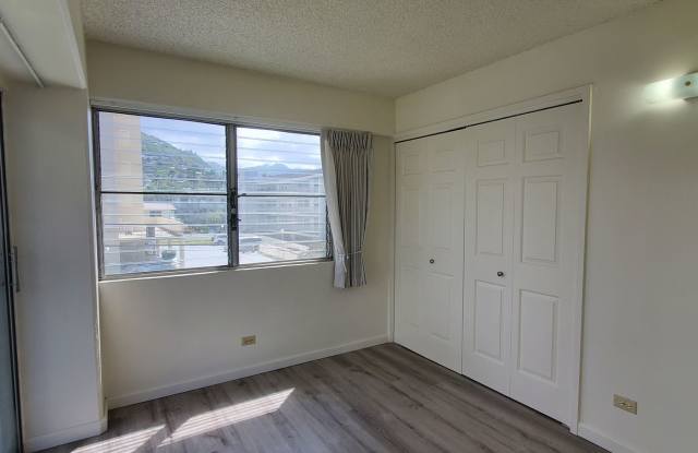 AVAILABLE NOW! 2 bed, 1.5 bath. Awesome location, Large lanais. Gallery 4