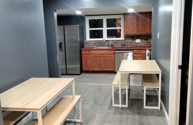 Room in 5 Bedroom Home in Statesville Gallery 3