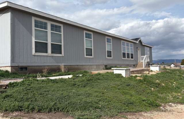 AMAZING 4 BEDROOM HOME NEAR BEAR LAKE IN PARIS, IDAHO! - Month to Month Lease Only Gallery 3