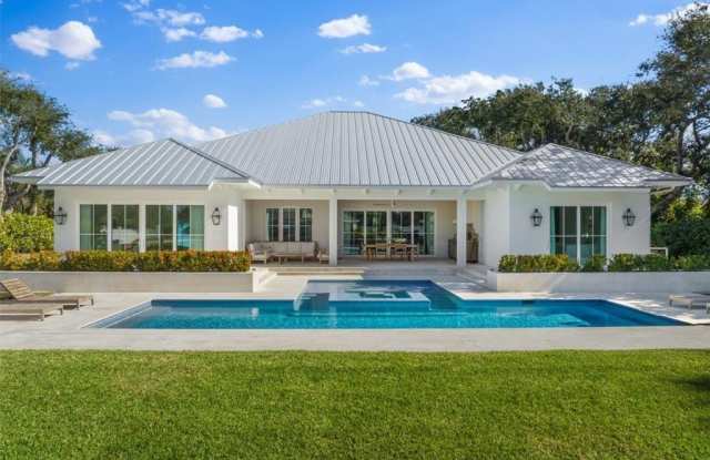 2207 Cove Drive Gallery 3