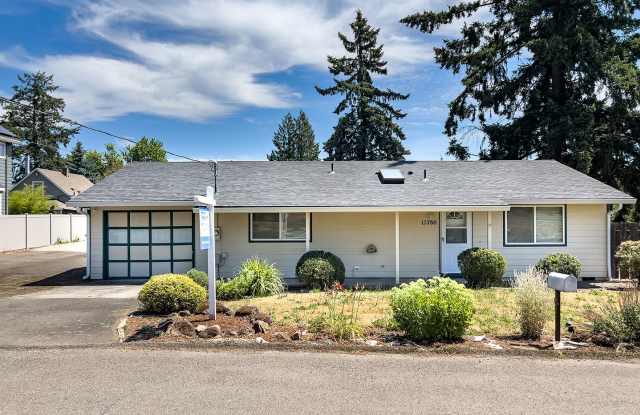 Spacious 3 Bedroom 1 Bath Ranch House in Milwaukie! Washer and Dryer Included! photos photos