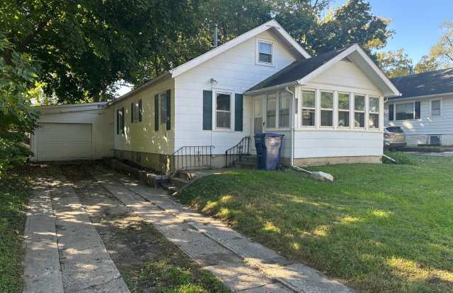 Spacious 2 Bedroom Home Near Iowa State with Garage, Finished Attic & Extra Living Area Gallery 1