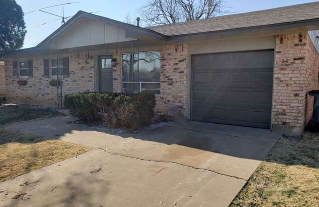 1009 SE 40th St- AVAILABLE NOW! Gallery 3