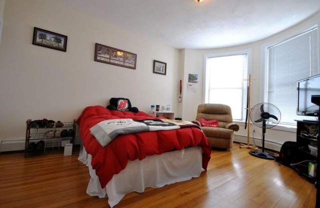 No Brokers Fee Unit on Cleveland Circle, Central Heat, Laundry, on a Site, Parking for Rent, Eat-in Kitchen photos photos