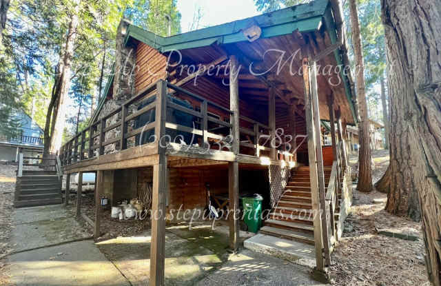 Rustic Retreat: Charming 1-Bedroom Log Cabin with Large Loft! Gallery 4