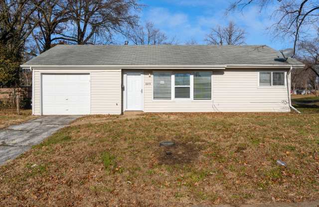 Winter Pricing!! Amazing Deal, Single- Family Home for Rent in Berkley | One-Car Garage - 8379 Midwood Avenue, Berkeley, MO 63134