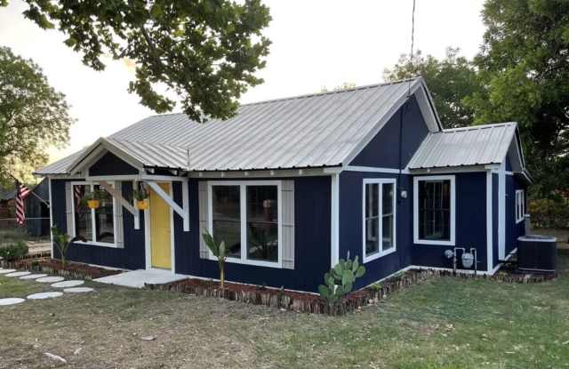 Adorably updated 4 bedroom, 2 bathroom home Gallery 4