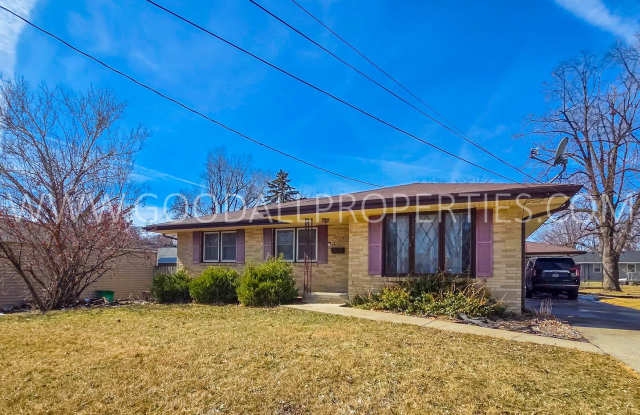 3 Bedroom 2 bath Ranch home in Urbandale with a fenced in yard photos photos