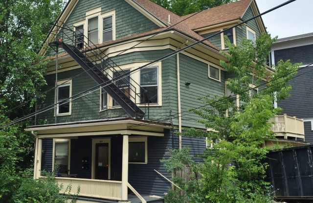 202 Williams St., 2 photos photos