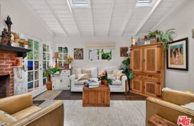 8936 Wonderland Avenue Gallery 4