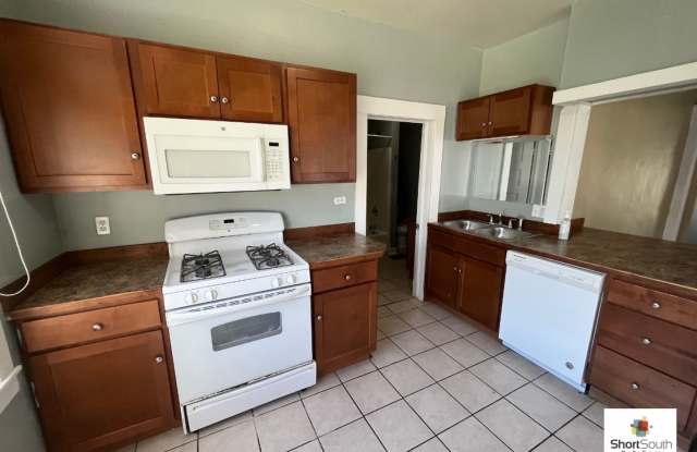 6 bed 2 bath Single Family Home Gallery 4