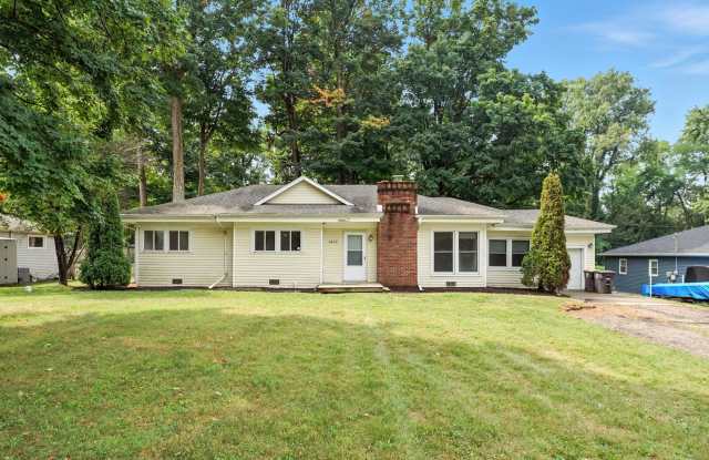 NEW LISTING! 3 BED/2 BATH HOUSE! photos photos