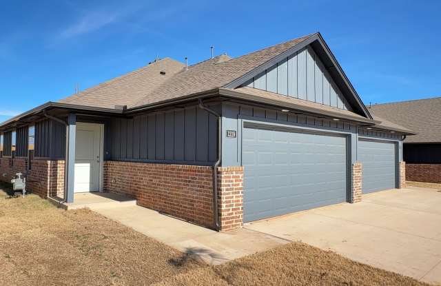 Welcome to Masonwood featuring this 3 Bedroom 2 Bath 2 Car Garage Duplex in a Great location close to the Broadway Extension and only 8 minutes from downtown OKC photos photos