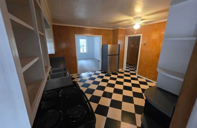 Charming 2BR Wood River Home with Large Yard & Carport Gallery 4
