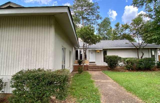 4Bed/2Bath Available! - 1144 East University Drive, Auburn, AL 36830
