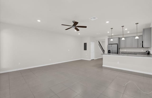 10877 WOODED ACRE Alley Gallery 3