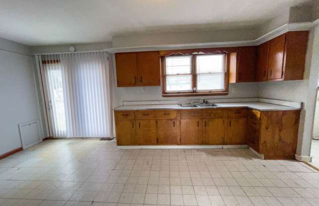 1805 E Indiana Ave - Spacious 3BR Home with Garage, Large Yard, Deck & Patio Gallery 1