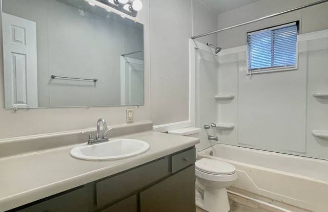 2 Bedroom / 1 Bathroom Duplex Unit with Washer/Dryer connections Gallery 3